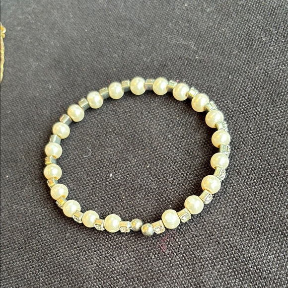 🎉4/30$🎉 Elegant Pearl and Silver Bracelet - Picture 3 of 4